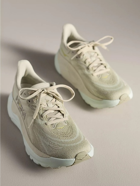 Hoka Shoes - NIB HOKA Arahi 8 Sneakers in Color Oyster Mushroom/Truffle Salt Size Women’s 9.5